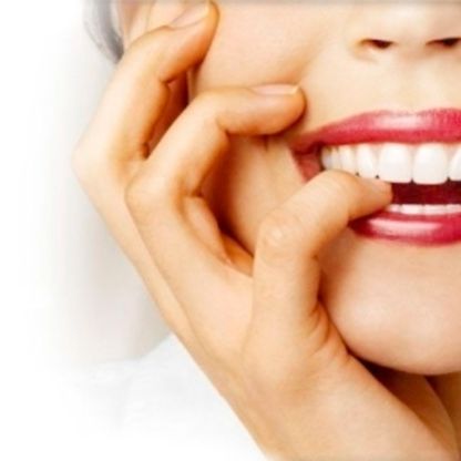 Consulta Odontológica Gorka Ibarlucea mujer sonriendo con dedo en su boca 