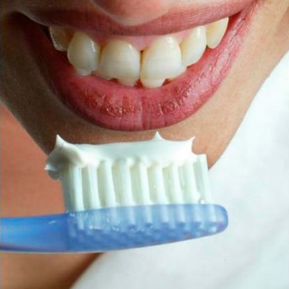 Consulta Odontológica Gorka Ibarlucea persona sosteniendo cepillo de dientes 